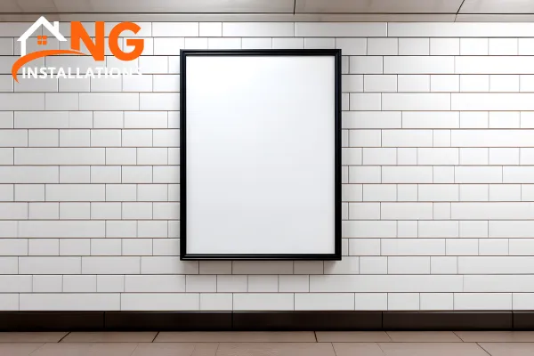 Miroir mural de grande dimension fixé au mur